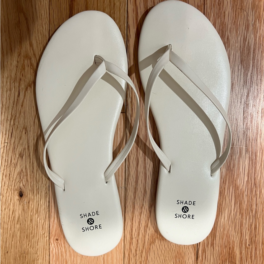 Shade and Shore by Target Cream White Thong Sandals size 8